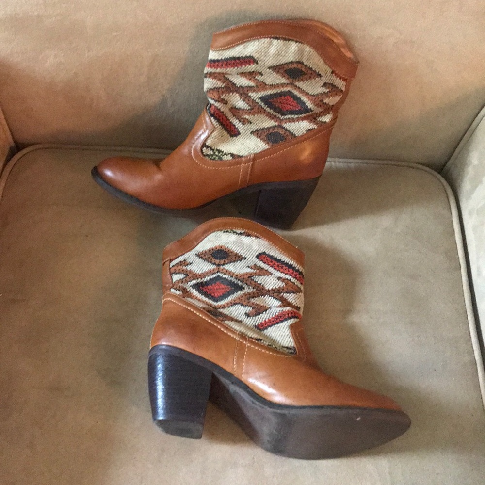 Beautiful bootie 6 1/2 boots
